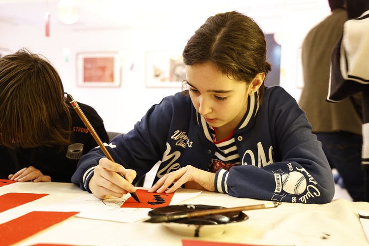 羅馬尼亞小朋友書(shū)寫(xiě)毛筆字。中國(guó)文化中心供圖