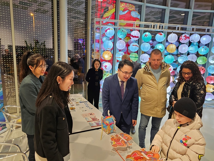 匈牙利小朋友猜燈謎。翟朝暉攝