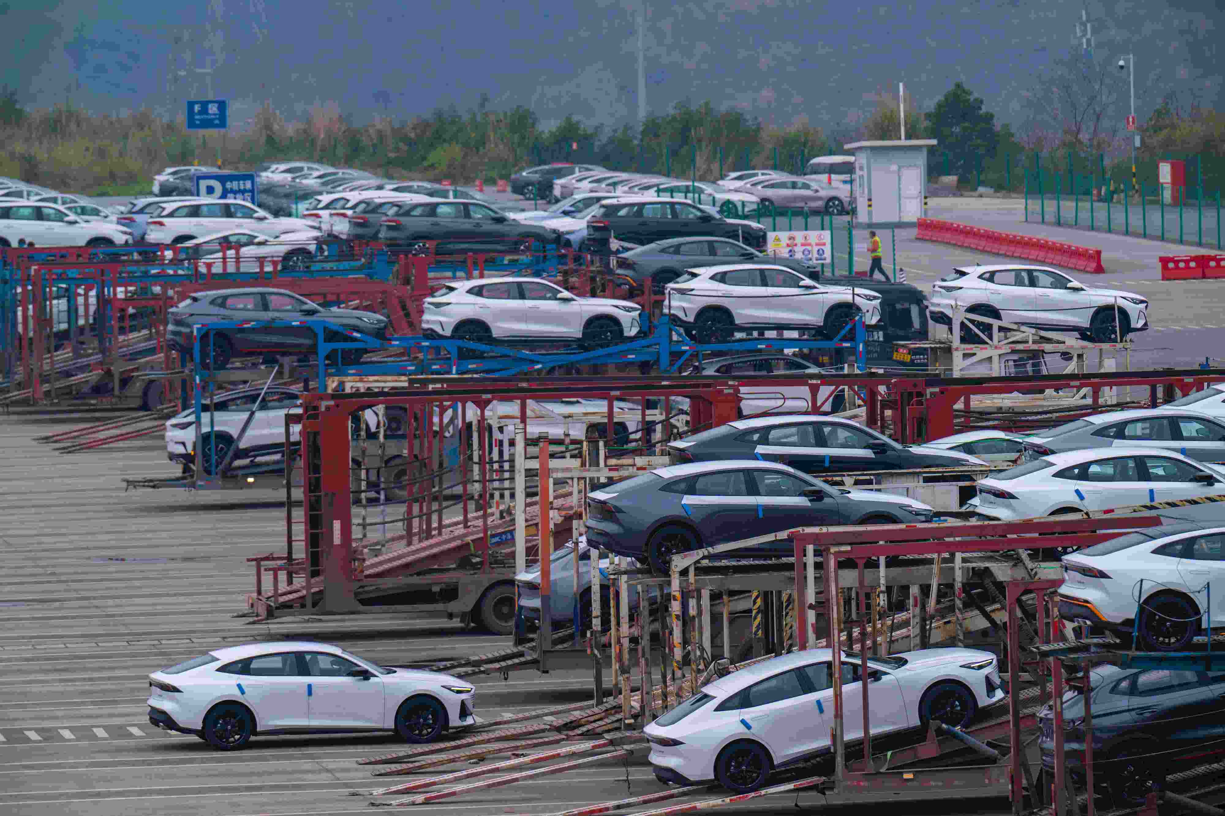 2024年2月25日，重慶江北區(qū)某汽車整車分撥中心，一排排汽車整裝待發(fā)。