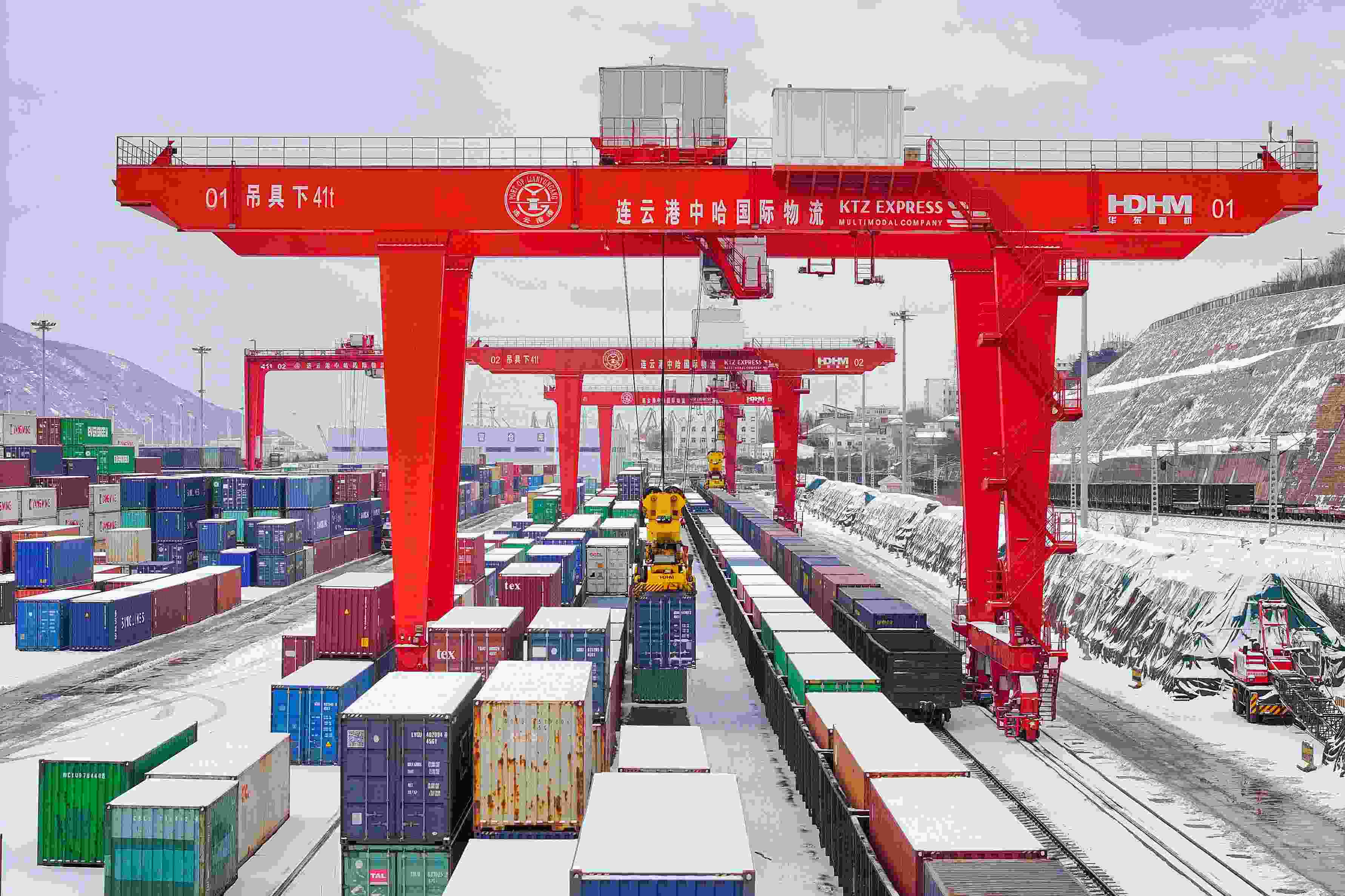 2024年2月22日，江蘇省連云港市中哈連云港物流合作基地，大型機械正在吊裝集裝箱。