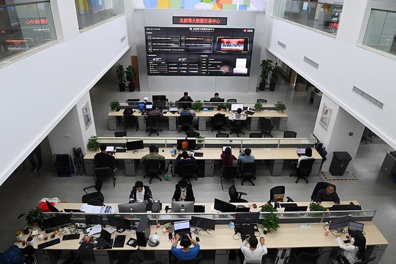 2023年12月12日，中國(guó)－東盟信息港股份有限公司員工在工作中。