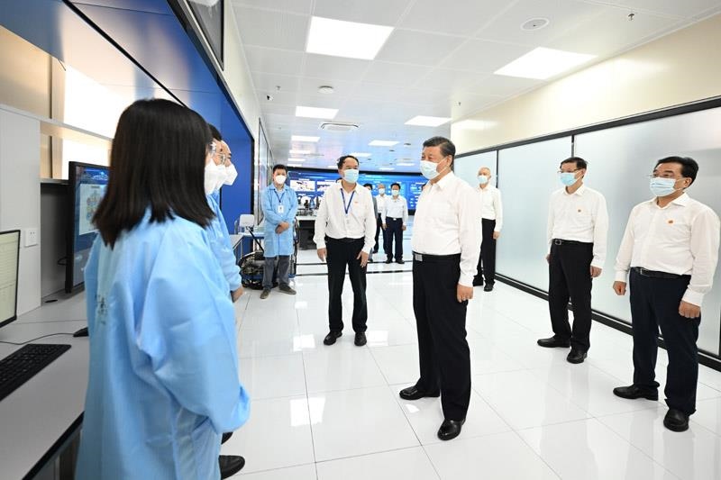 2023年7月6日，習(xí)近平總書(shū)記在江蘇南京市考察紫金山實(shí)驗(yàn)室時(shí)，同科研人員親切交流。