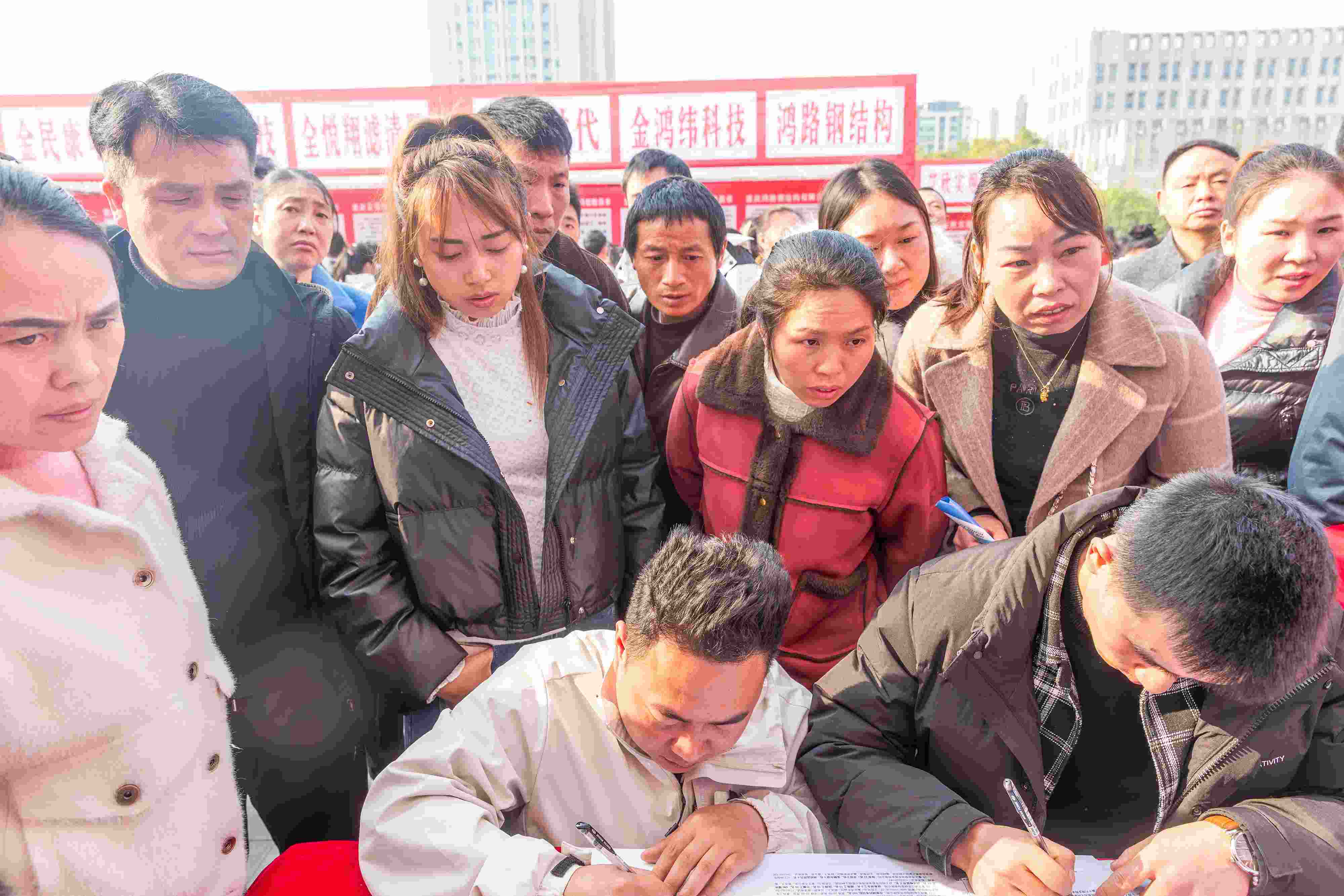 △ 2024年2月19日，重慶市南川區(qū)舉辦2024“春風(fēng)行動”招聘會，為企業(yè)和求職者牽線搭橋，助力務(wù)工人員返崗就業(yè)、企業(yè)復(fù)產(chǎn)復(fù)工。