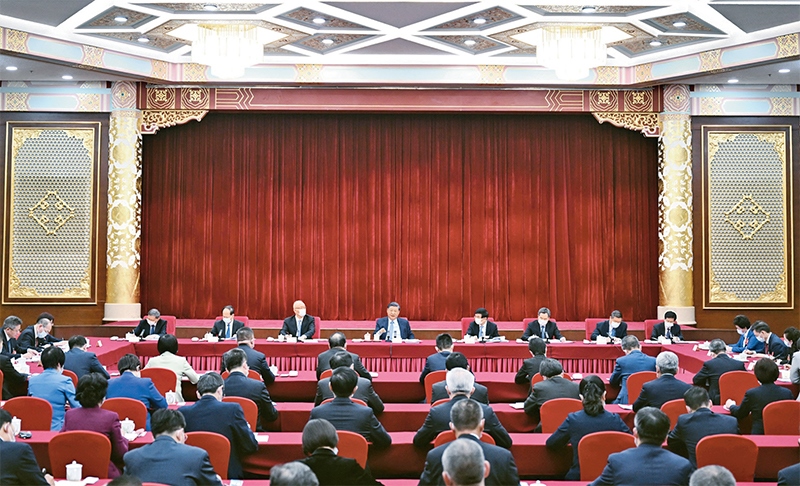 2023年3月6日，中共中央總書記、國家主席、中央軍委主席習(xí)近平看望參加全國政協(xié)十四屆一次會(huì)議的民建、工商聯(lián)界委員，并參加聯(lián)組會(huì)，聽取意見和建議。中共中央政治局常委、全國政協(xié)十四屆一次會(huì)議主席團(tuán)會(huì)議主持人王滬寧，中共中央政治局常委蔡奇、丁薛祥參加看望和討論。 新華社記者 謝環(huán)馳/攝