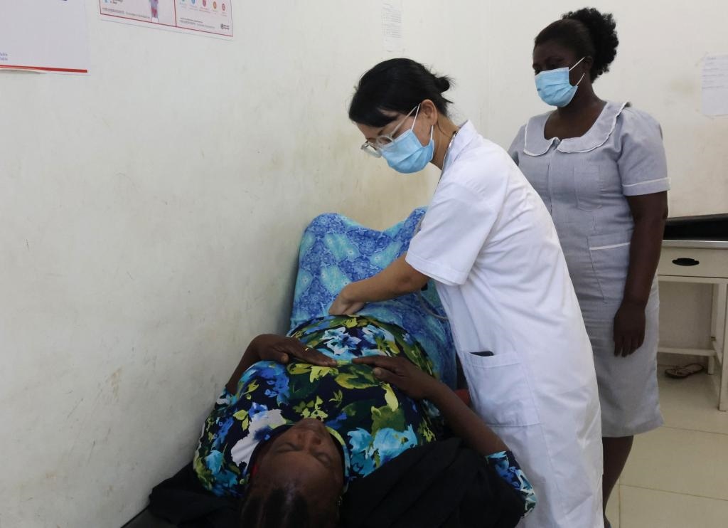 2023年2月27日，在塞拉利昂首都弗里敦，一名中國(guó)醫(yī)療隊(duì)的醫(yī)生正在為患者檢查身體。