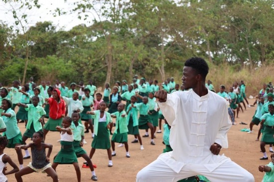 2月20日，在塞拉利昂首都弗里敦，當(dāng)?shù)貙W(xué)生在上武術(shù)課。