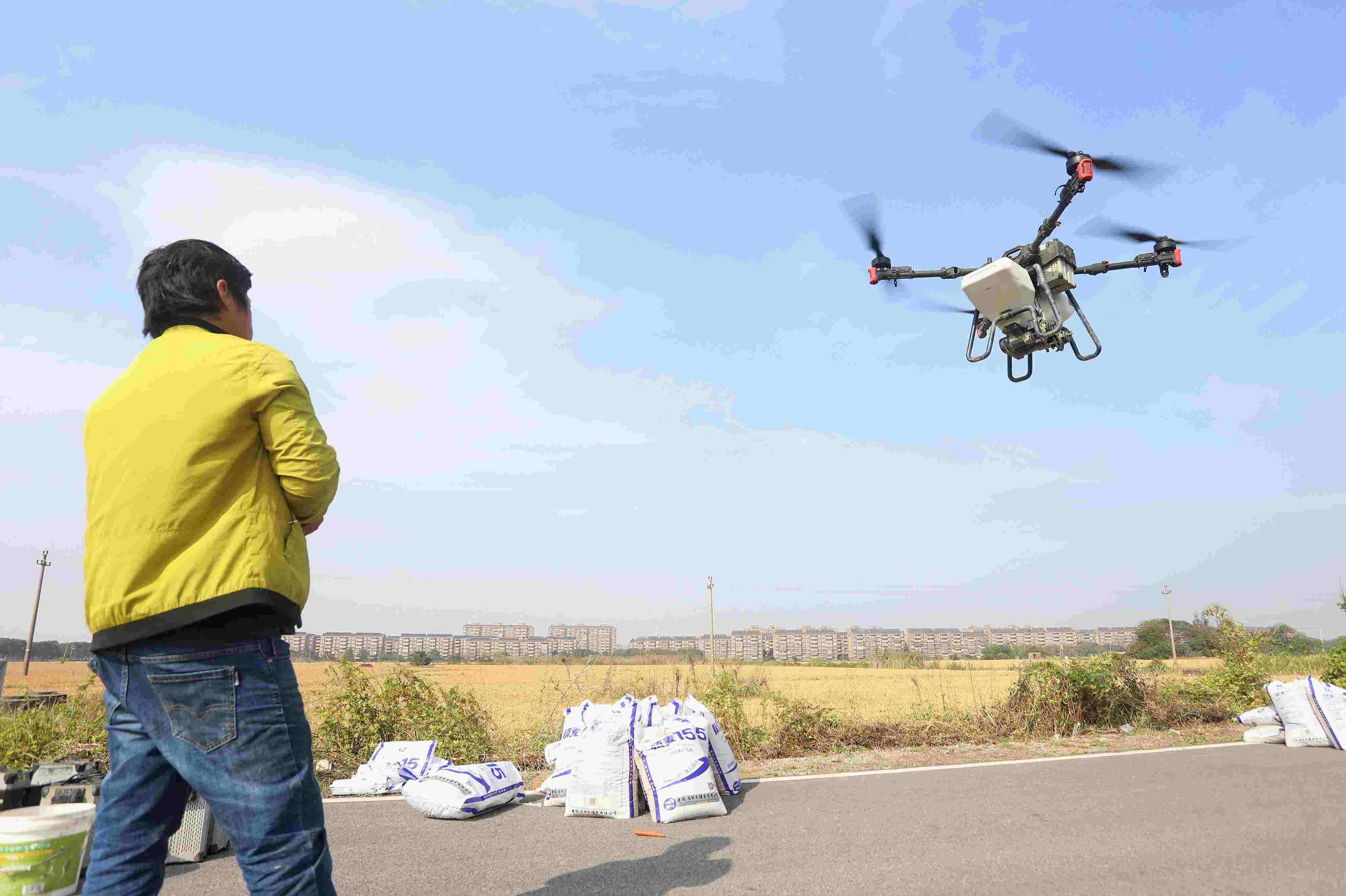 2023年11月15日，浙江嘉興，南湖區(qū)七星街道一處農(nóng)田里，農(nóng)民操縱無(wú)人機(jī)進(jìn)行冬小麥飛播。
