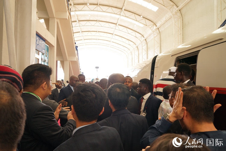 人們爭相前往紅線試乘。人民網(wǎng)記者 姜宣攝