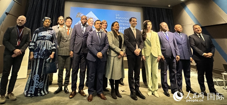 第28屆法語活動(dòng)月新聞發(fā)布會(huì)出席嘉賓合影留念。人民網(wǎng) 謝瑩攝