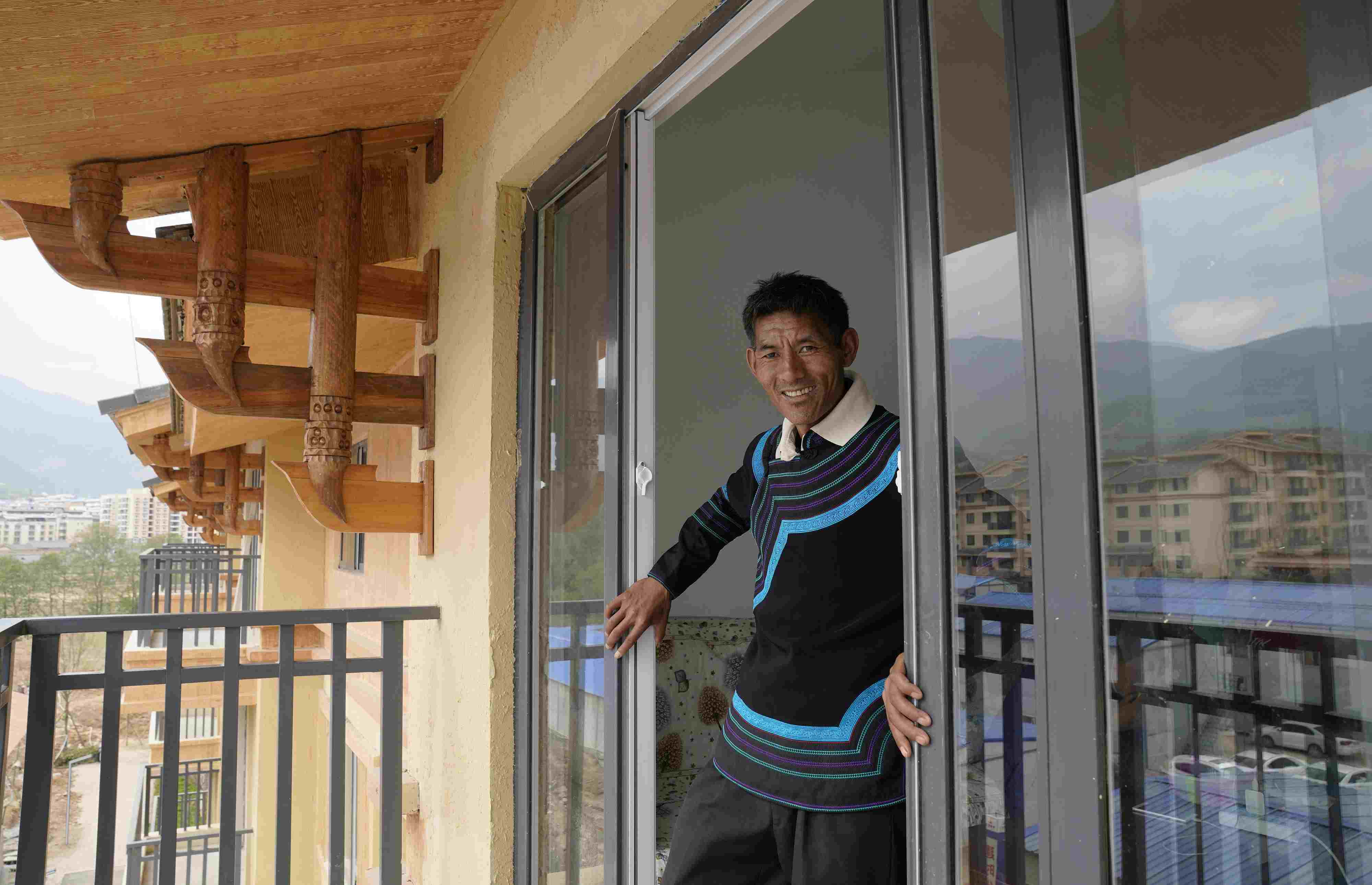 2020年5月14日，四川涼山彝族自治州昭覺(jué)縣，“懸崖村”村民某色伍哈入住新房。