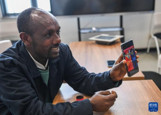 2月15日，在亞的斯亞貝巴的埃塞俄比亞聯(lián)邦職業(yè)技術(shù)培訓(xùn)學(xué)院，魯班工坊當(dāng)?shù)亟處熂s納斯·阿凱萊（中文名艾友涵）展示在中國學(xué)習(xí)時(shí)的照片。