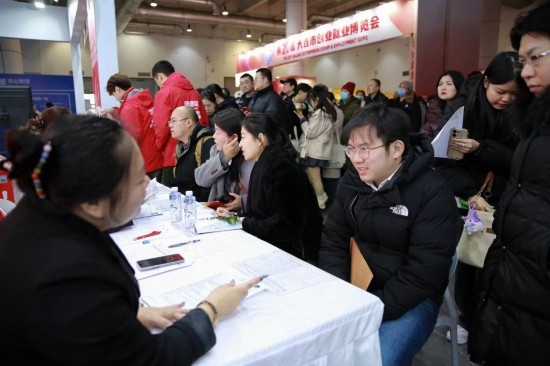 求職者與用人單位溝通交流。新華社記者 張博群 攝