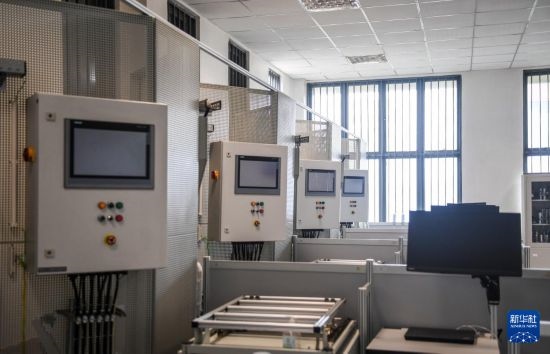 這是2月15日在亞的斯亞貝巴的埃塞俄比亞聯(lián)邦職業(yè)技術(shù)培訓(xùn)學(xué)院魯班工坊內(nèi)拍攝的機(jī)電一體化設(shè)備。