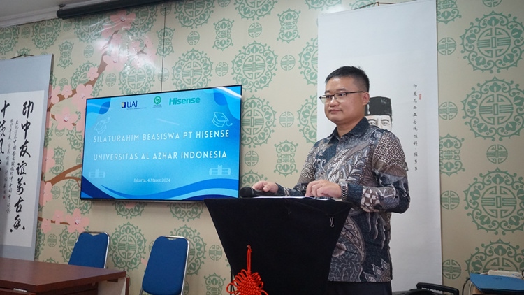 海信印尼公司總經(jīng)理李現(xiàn)委致辭。阿拉扎大學(xué)孔子學(xué)院供圖