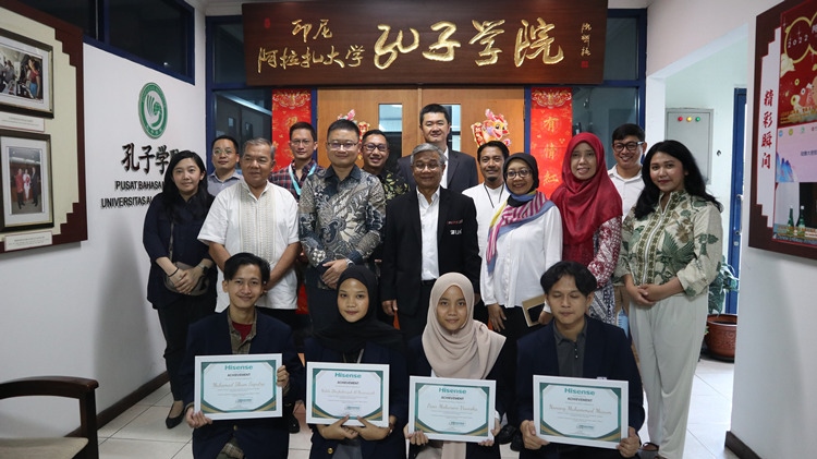 中印尼嘉賓與獲獎(jiǎng)學(xué)生合影。阿拉扎大學(xué)孔子學(xué)院供圖