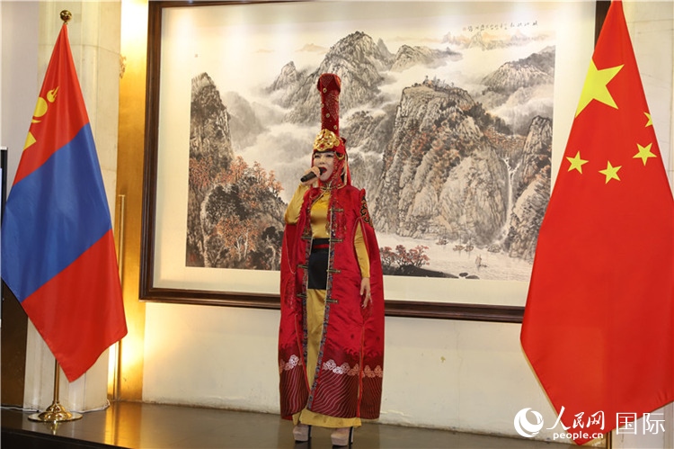 呼麥演唱。人民網(wǎng)記者 霍文攝