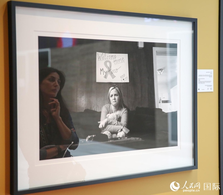 一名觀眾在觀賞攝影作品。人民網(wǎng)塔里克·易卜拉欣攝