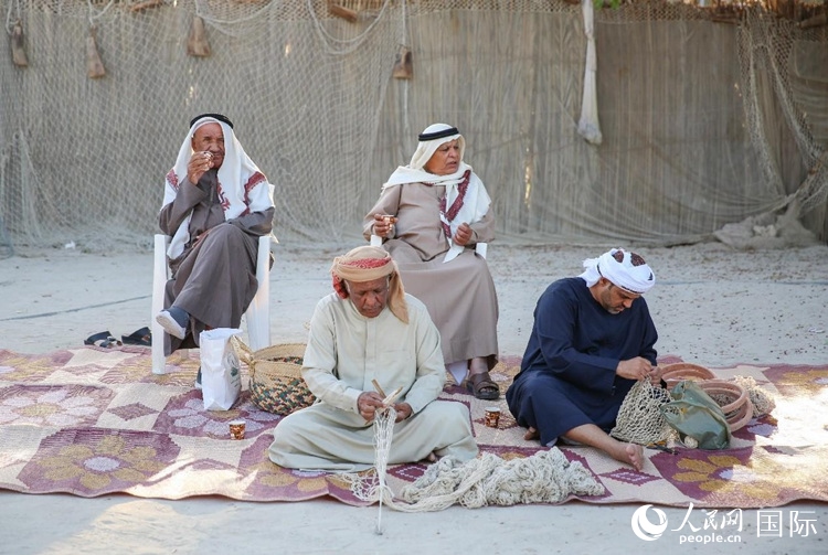 漁民演示制作漁網(wǎng)。人民網(wǎng) 塔里克·易卜拉欣攝