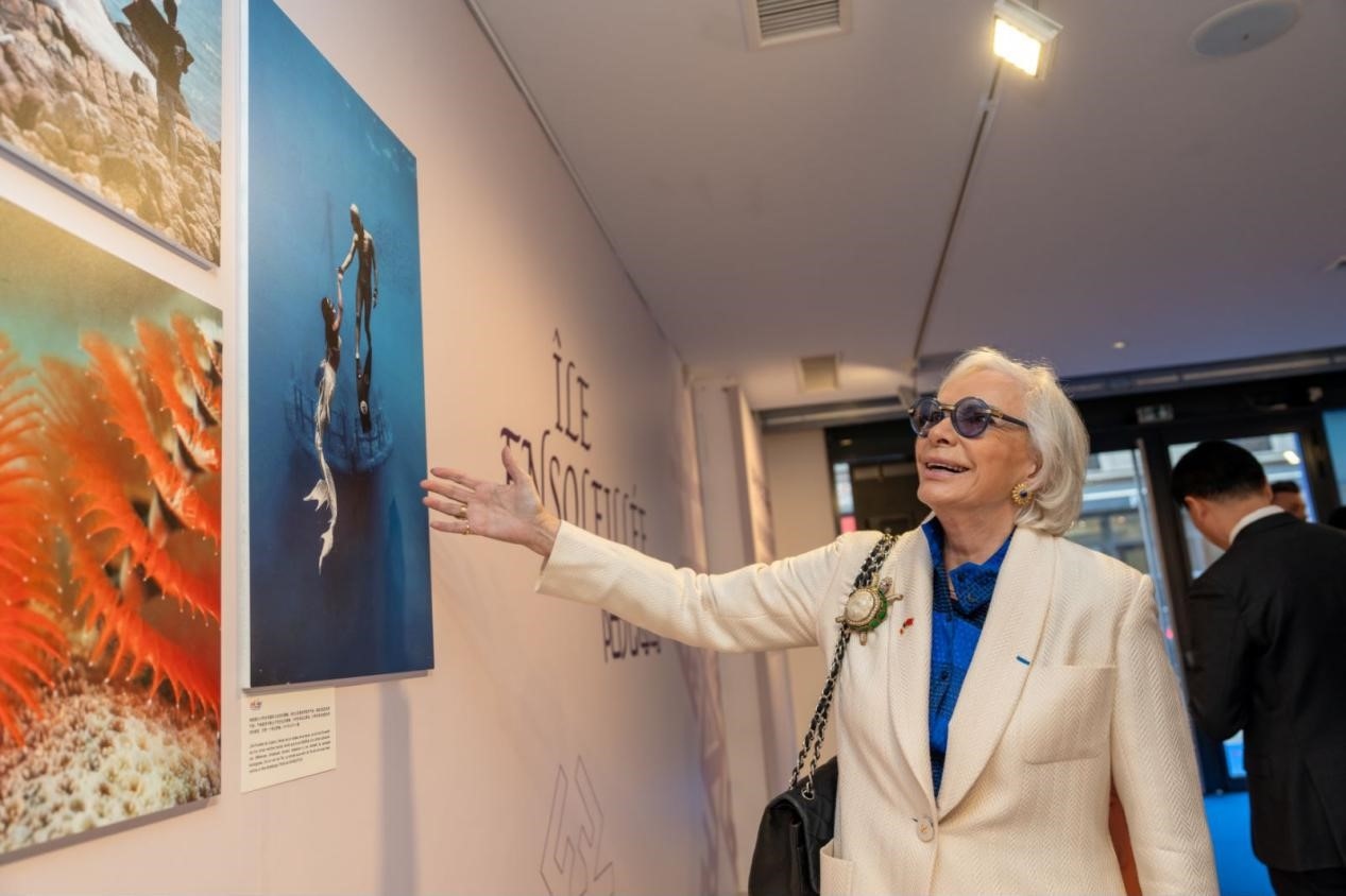 世界旅游組織特別顧問(wèn)瑪麗-皮埃爾·布歇-奧利耶觀看活動(dòng)現(xiàn)場(chǎng)圖片展覽。活動(dòng)主辦方供圖