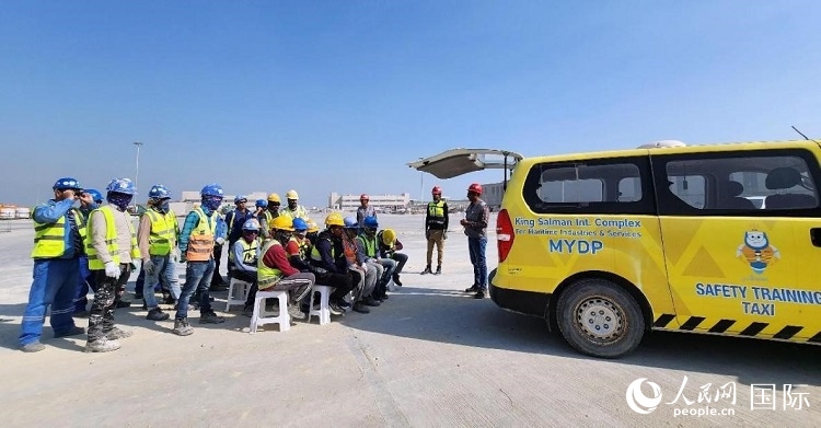 安全宣講出租車在現(xiàn)場播放安全視頻。人民網(wǎng)記者 管克江攝