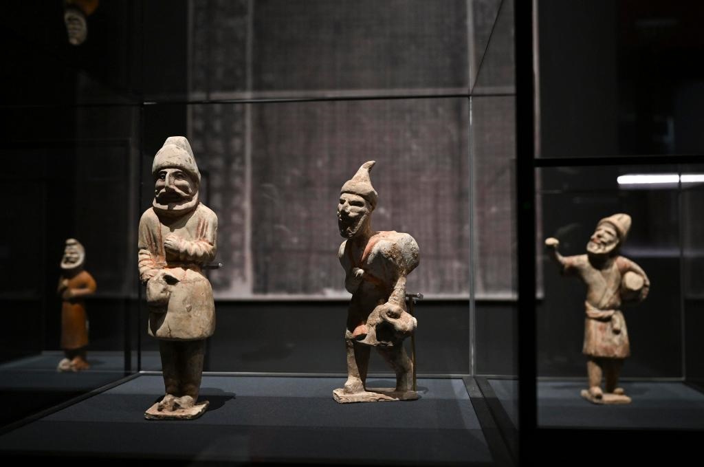 “歷史之遇——中國與西亞古代文明交流展”于1月12日至4月11日在故宮午門正殿展廳舉行。這是展出的陶彩繪人俑（1月10日攝）。新華社記者金良快攝