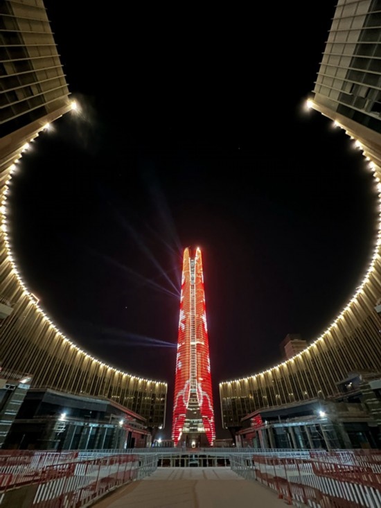  2024年2月9日，埃及開羅以東建設中的埃及新行政首都中央商務區(qū)項目上演燈光秀，迎接龍年春節(jié)。新華社發(fā)（黎炳宏攝）