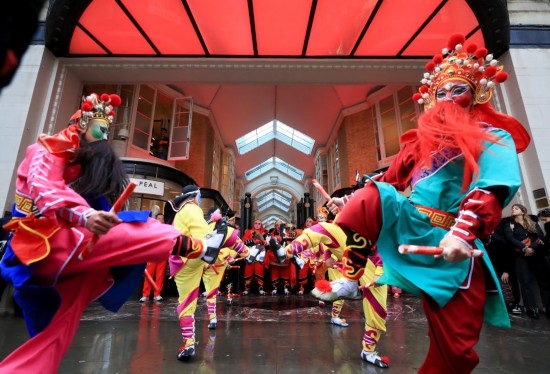  2024年2月10日，來自廣東普寧的英歌舞團演員在英國倫敦伯靈頓拱廊街表演英歌舞。新華社記者 李穎 攝