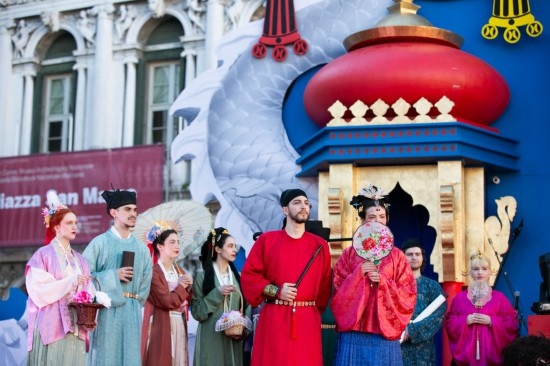  2024年2月13日，在意大利威尼斯，志愿者身著漢服進行表演。新華社記者 李京 攝