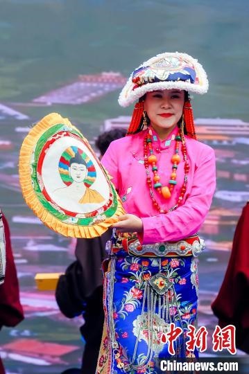 圖為身著民族服飾的演員們展示果洛特色產(chǎn)品。 果洛州文體旅游廣電局 供圖