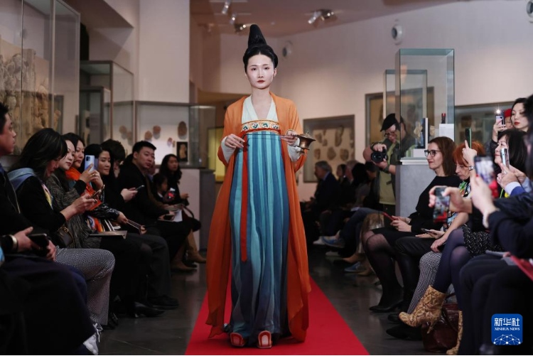 3月13日，在位于法國巴黎的吉美國立亞洲藝術(shù)博物館，模特展示敦煌復(fù)原服飾。新華社記者 高靜 攝