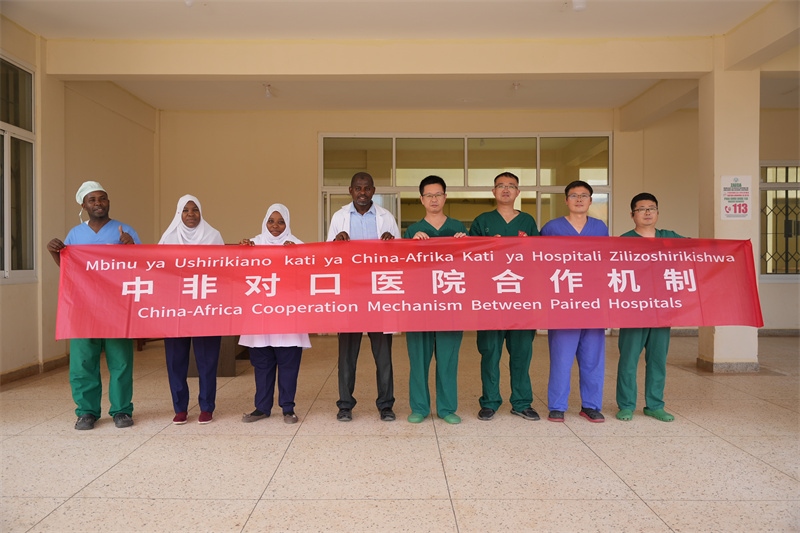 醫(yī)療隊隊隊員和基文吉區(qū)醫(yī)院院長（左四）及醫(yī)護人員合影。中國援桑醫(yī)療隊供圖