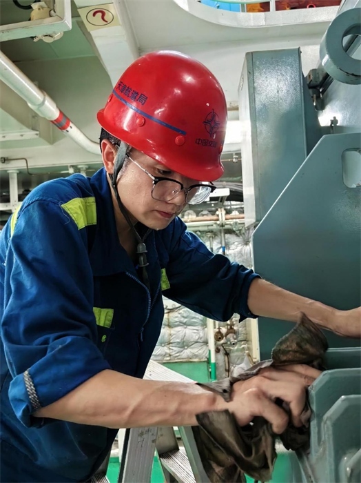 “天鯤號(hào)”工作人員正在對(duì)設(shè)備進(jìn)行清潔維護(hù)?！疤祧H號(hào)”供圖