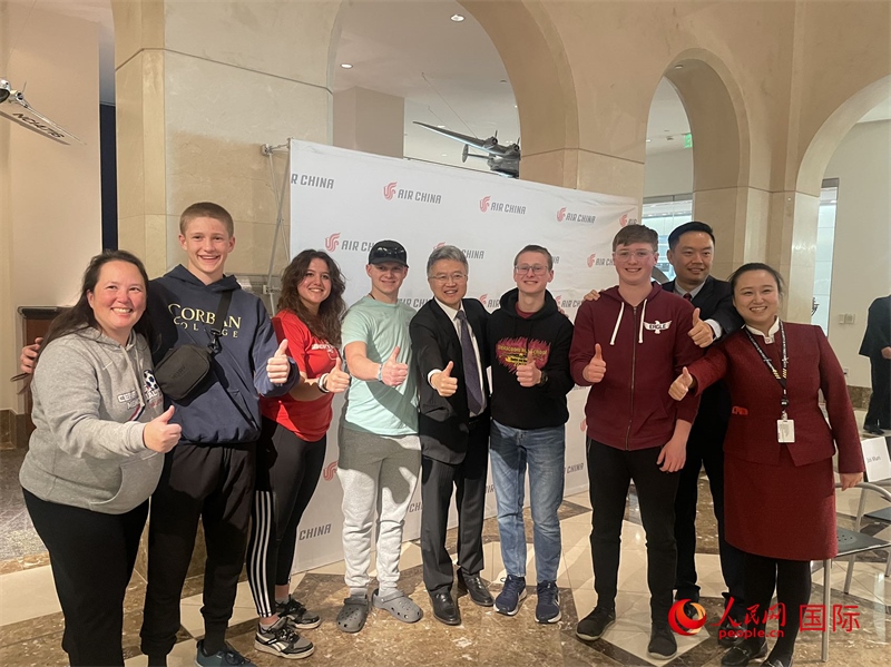 師生們出發(fā)前與國(guó)航工作人員合影留念。人民網(wǎng)記者 鄧圩攝