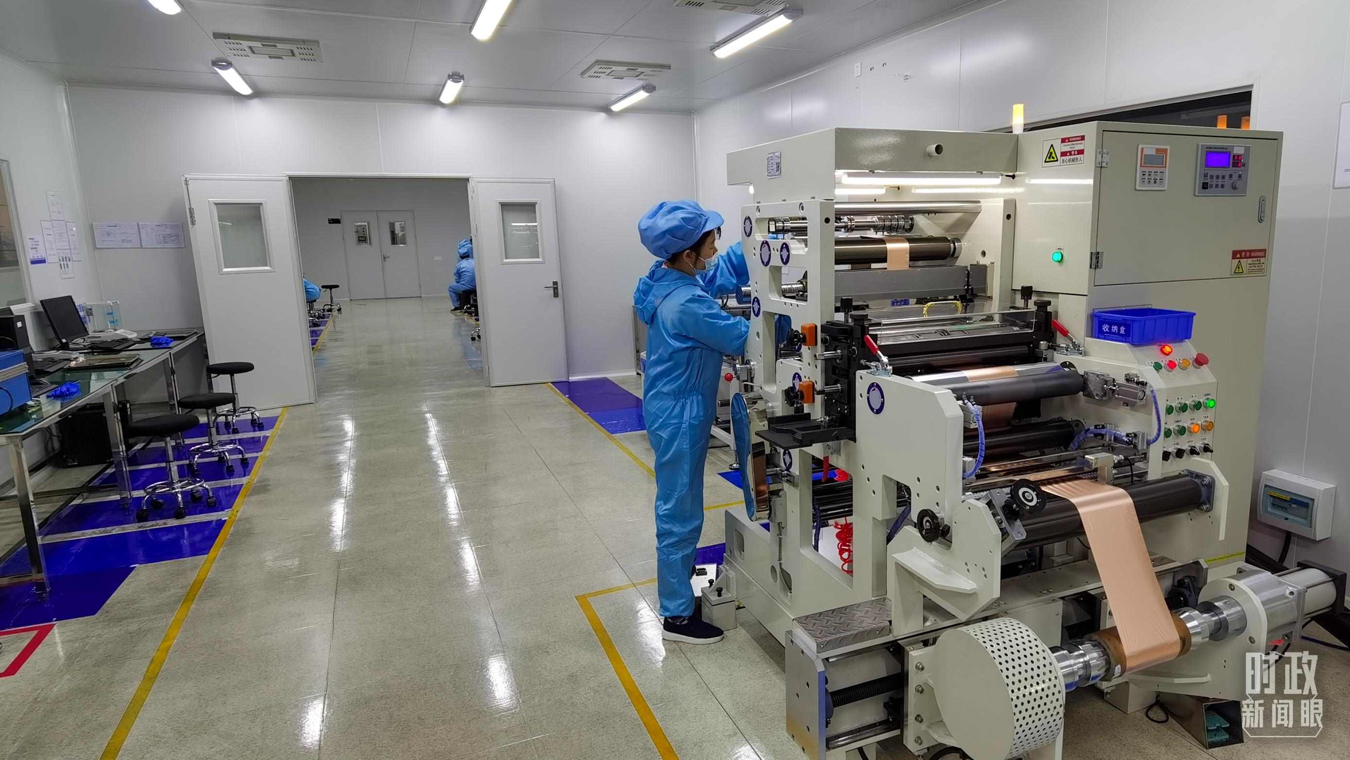 △企業(yè)員工將冷壓后的極片裁出規(guī)定尺寸，用于鋰電池制作。（總臺(tái)央視記者郭鴻拍攝）