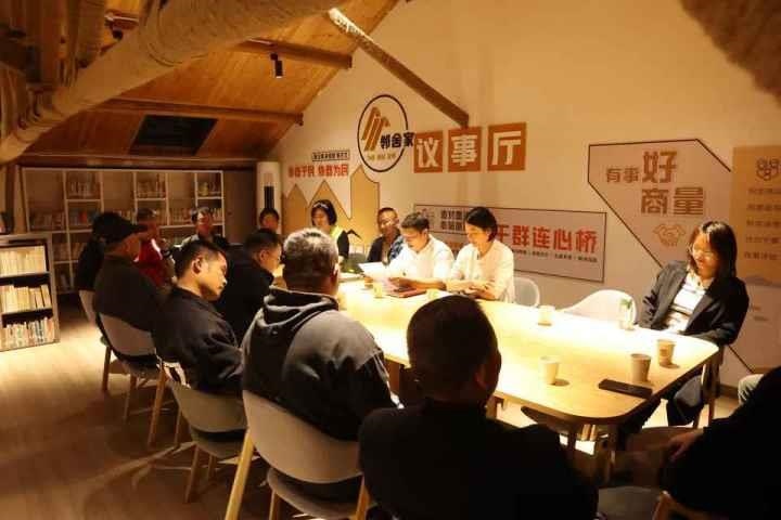 △浙江金華武義縣后陳村“鄰舍家”協(xié)商議事會(huì)討論舊村改造事宜。