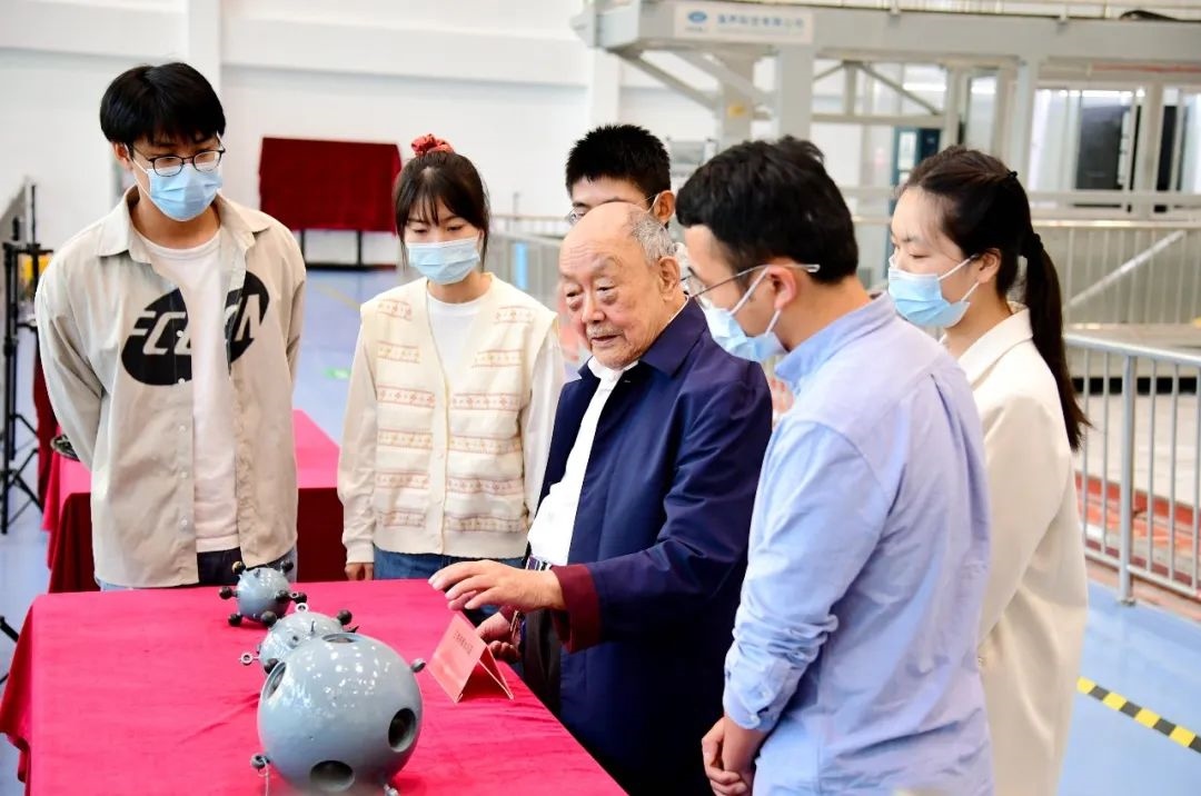 楊士莪院士在實驗室指導學生。哈爾濱工程大學供圖