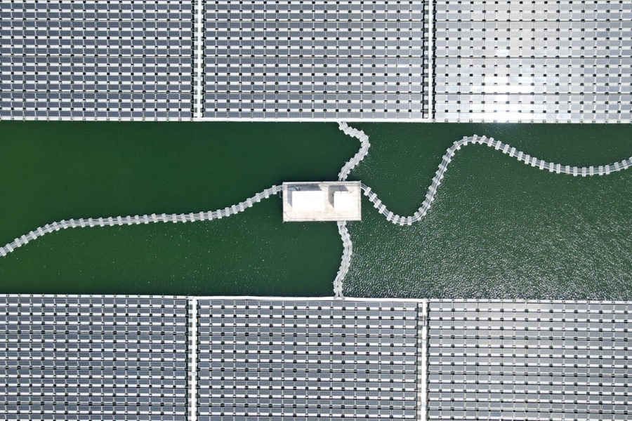 2022年8月25日拍攝的潁上縣毛圩水上光伏電站（無人機照片）。近年來，安徽省阜陽市潁上縣古城鎮(zhèn)積極推進采煤沉陷區(qū)治理工作，將昔日的采煤沉陷區(qū)建設(shè)成水上光伏電站，既減少占用土地面積，又能生產(chǎn)清潔能源。