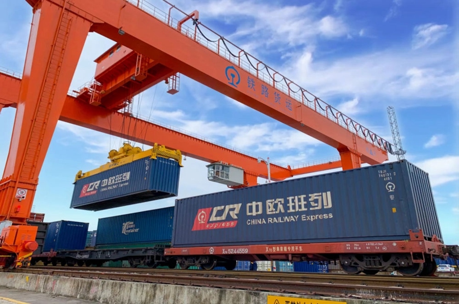 2022年4月29日，在鐵路合肥北站物流基地集裝箱作業(yè)區(qū)，龍門吊吊裝準備發(fā)運的中歐班列集裝箱。