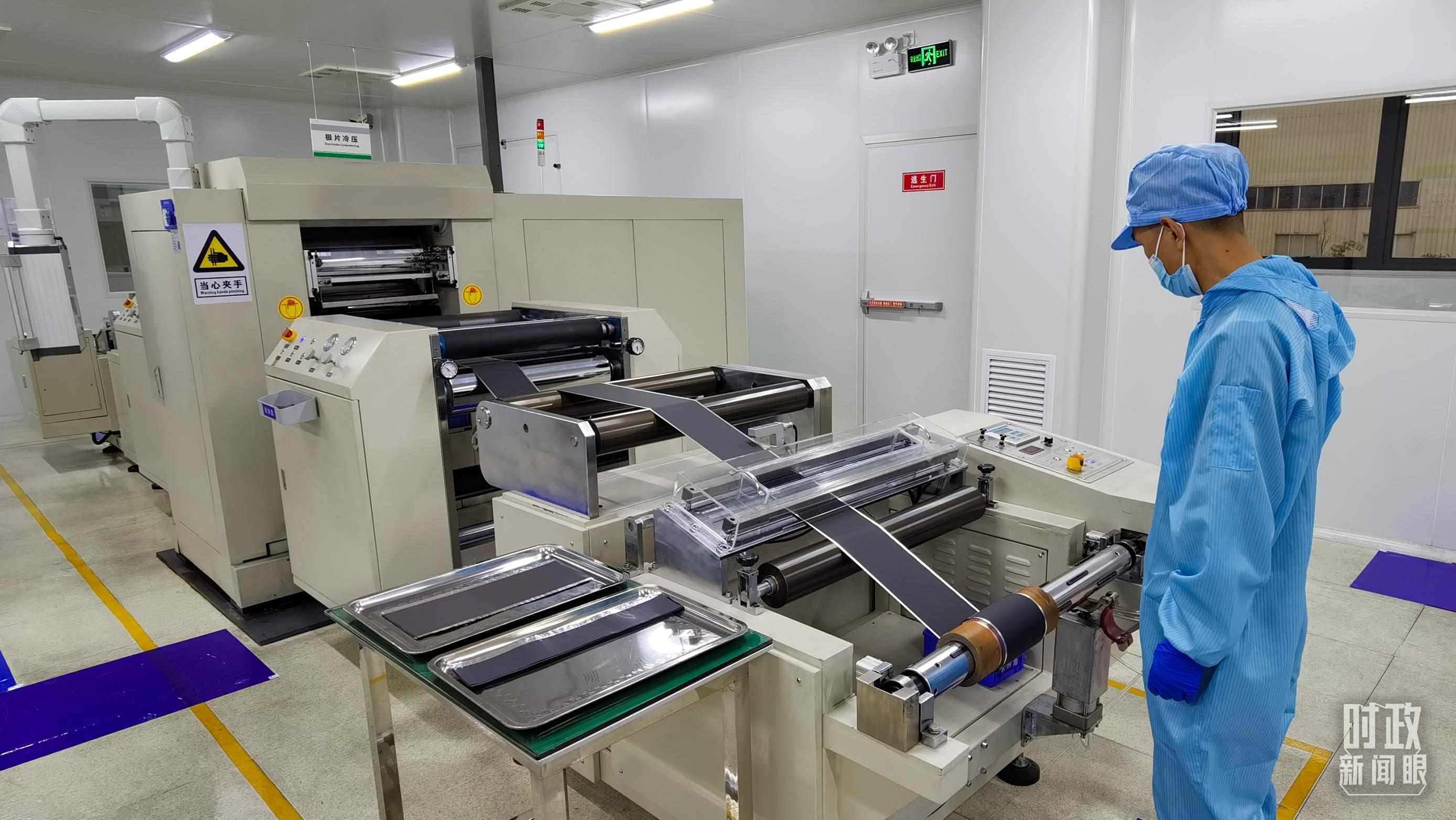 △這是電池生產(chǎn)的極片冷壓操作車間。（總臺央視記者郭鴻拍攝）