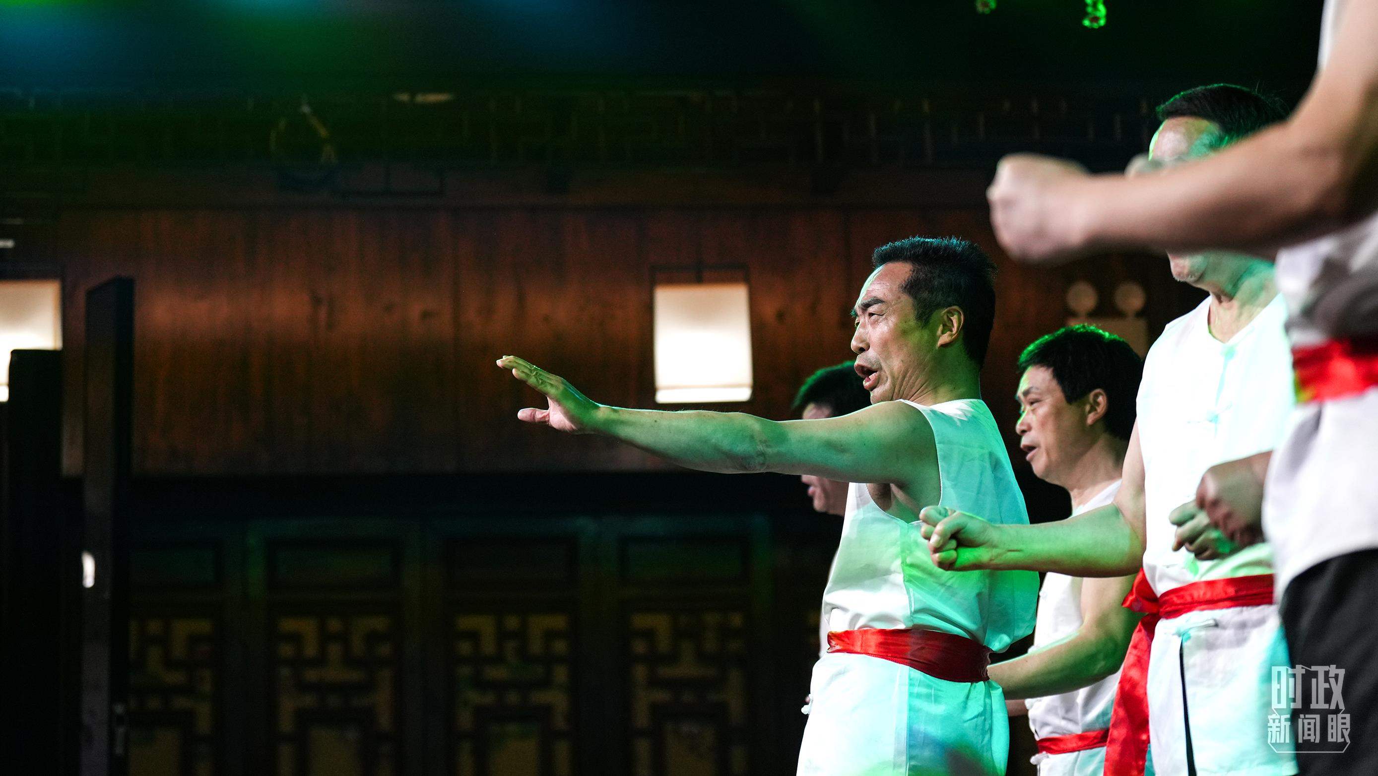 △常德河街，鴛鴦走馬樓上演常德高腔《穆桂英掛帥》和澧水船工號子。（總臺央視記者許永松、國廣記者李晉拍攝）