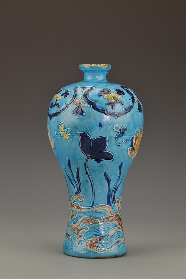 一號沉船出水的琺華彩蓮紋梅瓶。中國文物報社供圖