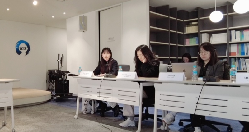 記者（左一）在交流活動上，以加強中日韓三國經濟合作、增進三國民眾相互理解為主題發(fā)表演講。權小星攝