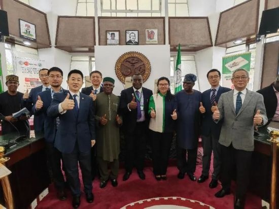 3月21日，與會(huì)嘉賓在首屆拉各斯論壇現(xiàn)場(chǎng)合影留念。（圖片由中國駐拉各斯總領(lǐng)事館提供）