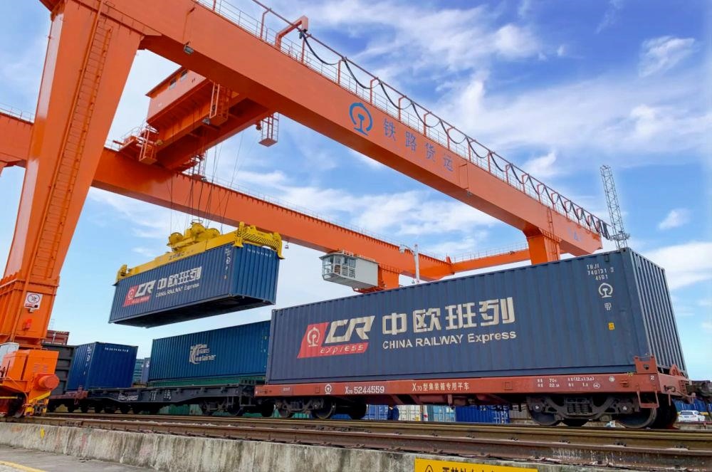△2022年4月29日，在安徽合肥北站物流基地集裝箱作業(yè)區(qū)，準(zhǔn)備發(fā)運(yùn)的中歐班列集裝箱。