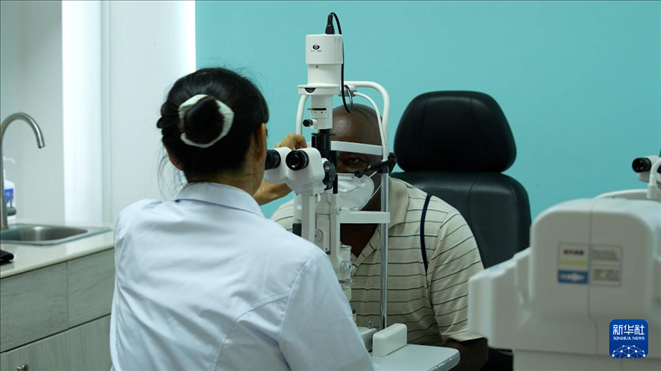 3月4日，在多米尼克羅索的中多友誼醫(yī)院眼科中心，援多醫(yī)療隊成員、南方醫(yī)科大學第三附屬醫(yī)院眼科主治醫(yī)師魯志卿為病人做檢查。新華社記者 王朝 攝