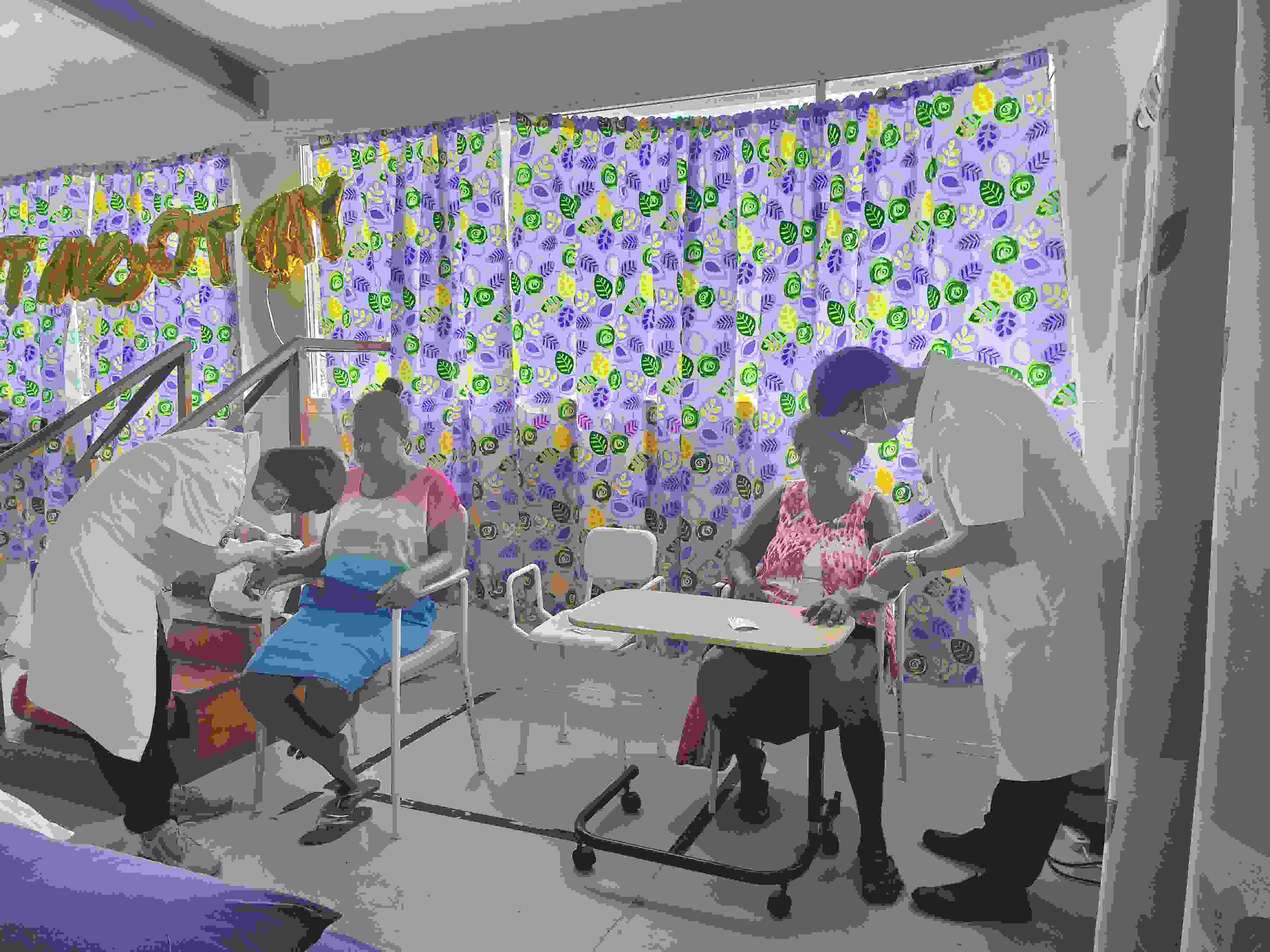 2023年7月3日，中國援助所羅門群島醫(yī)療隊針灸大夫在所羅門群島首都霍尼亞拉國家轉診醫(yī)院為患者治療。