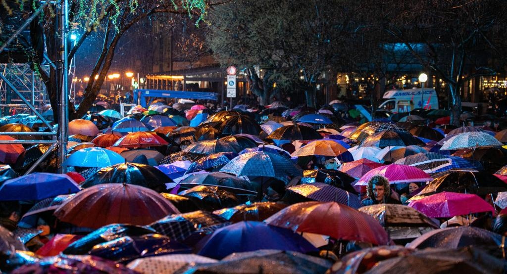 3月24日，在塞爾維亞南部城市普羅庫普列，人們參加北約轟炸南聯(lián)盟遇難者悼念儀式。新華社發(fā)（王韡攝）