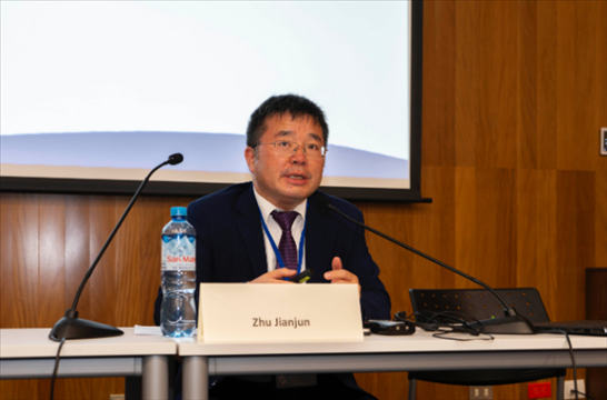 上海外國(guó)語(yǔ)大學(xué)國(guó)際文化交流學(xué)院副院長(zhǎng)朱建軍做專(zhuān)題講座。（秘魯天主教大學(xué)孔子學(xué)院供圖）