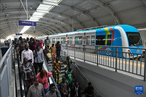 2月28日，在尼日利亞拉各斯，人們?cè)谳p軌藍(lán)線碼頭站下車出站。新華社記者 韓旭 攝