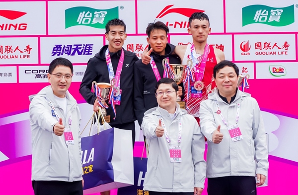 無(wú)錫市人民政府副秘書(shū)長(zhǎng)顧文龍，無(wú)錫市體育局黨組書(shū)記、副局長(zhǎng)楊宇華，海瀾集團(tuán)黨委副書(shū)記、副總裁江南共同為全國(guó)馬拉松錦標(biāo)賽（第一站）男子組前3名頒獎(jiǎng)。受訪(fǎng)者供圖